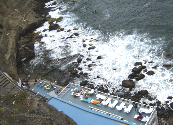 イスキア島2. 波と格闘しながら海中温泉にいざダイブ!!_f0205783_1814093.jpg