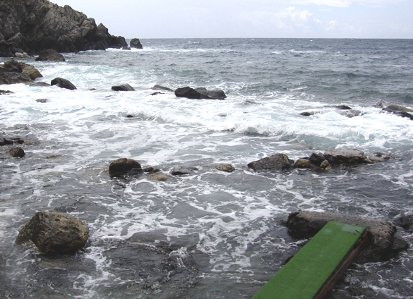 イスキア島2. 波と格闘しながら海中温泉にいざダイブ！！_f0205783_18393990.jpg