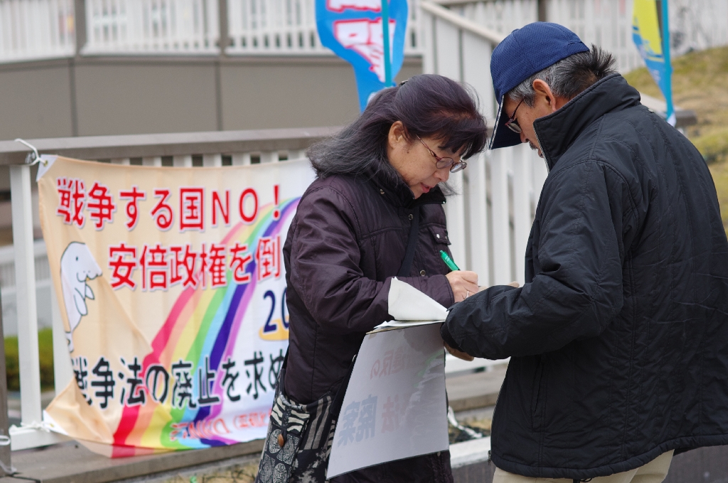 ＪＲ草津駅で戦争法廃止署名をしました♪（1月23日）_a0348079_21125099.jpg