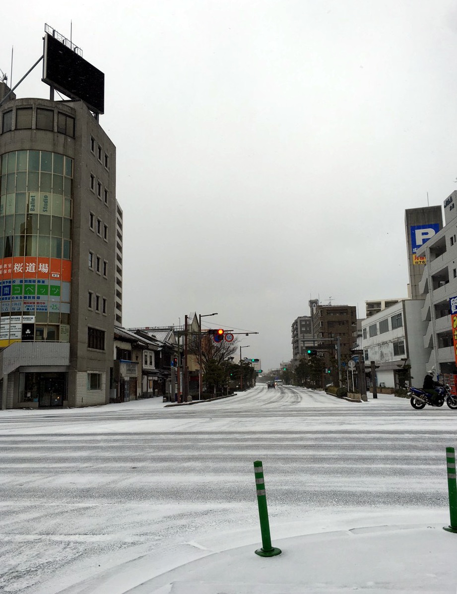 本校前(黒門橋交差点付近)の雪のようす_d0116009_9343312.jpg