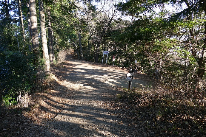 峰の薬師から城山湖を経て高尾山口駅に向かう　その６_c0196928_1613354.jpg