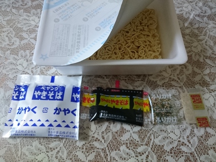 ペヤングソースやきそば_b0042308_23172541.jpg