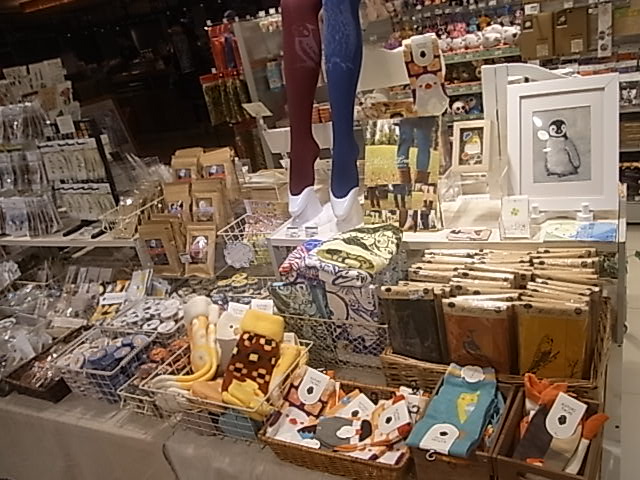 東急ハンズ梅田インコと鳥の雑貨展納品しました。そして、、_d0322493_1039412.jpg