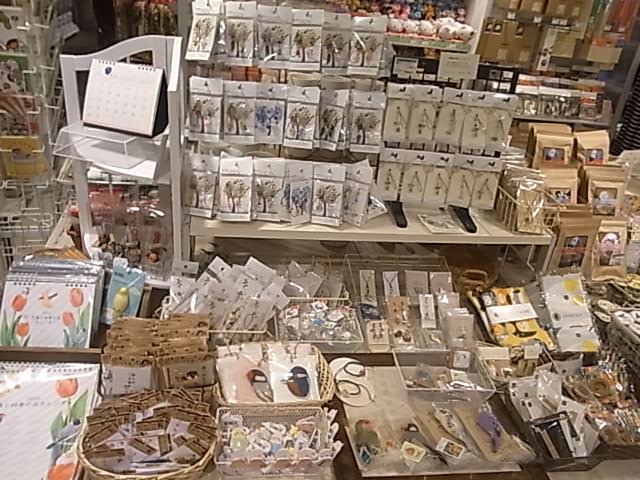 東急ハンズ梅田インコと鳥の雑貨展納品しました。そして、、_d0322493_10395713.jpg