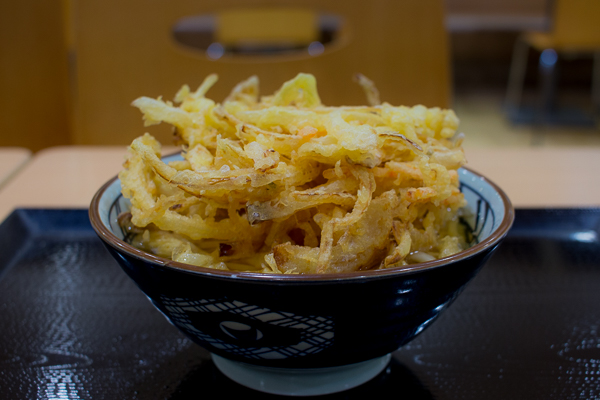 今日の山ごはん 丸亀製麺謹製 野菜かき揚げうどん 荒野にて