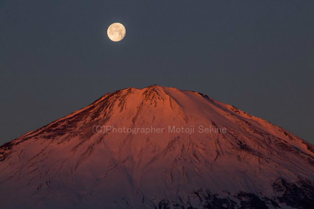 紅富士に月が着く　＠金太郎の生まれた町_d0160611_08114844.jpg