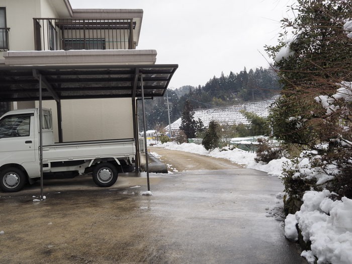 庭の雪かき_c0116915_0582084.jpg