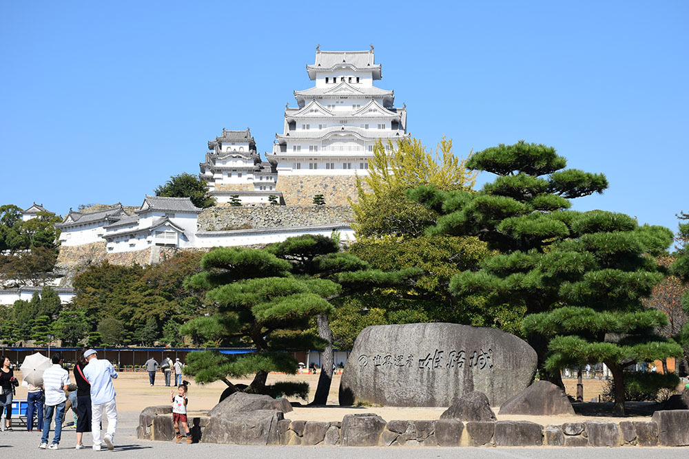 白鷺の天守閣がよみがえった姫路城を歩く。　その１　～三の丸～_e0158128_19362901.jpg