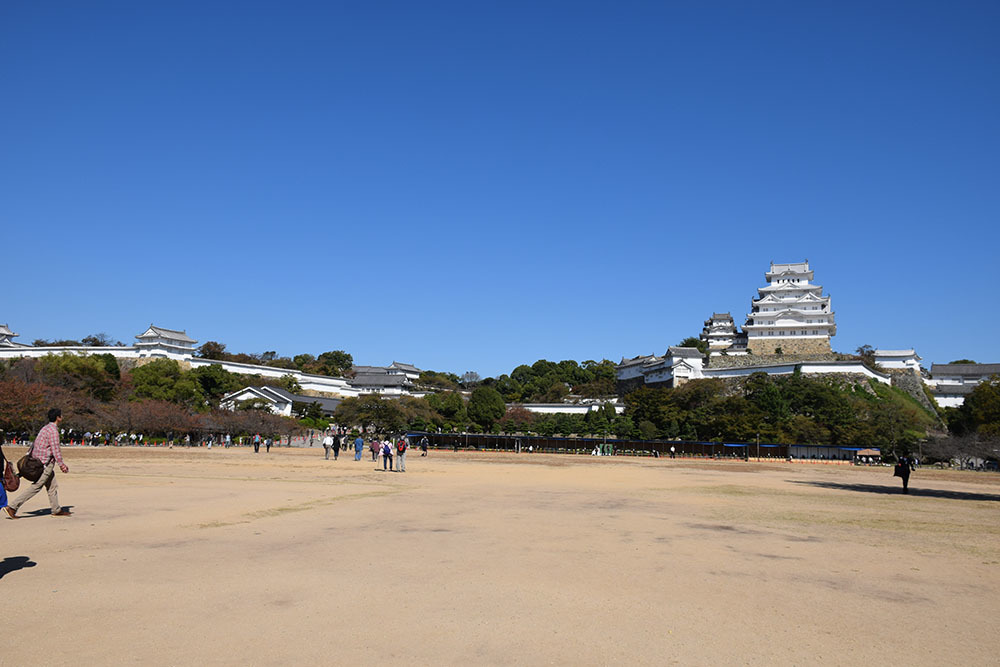 白鷺の天守閣がよみがえった姫路城を歩く。　その１　～三の丸～_e0158128_19465139.jpg