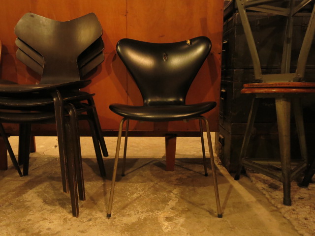 \"Arne Jacobsen FH 3107 Seven Chair Black Leather #FAIR\"ってこんなこと。_c0140560_904633.jpg