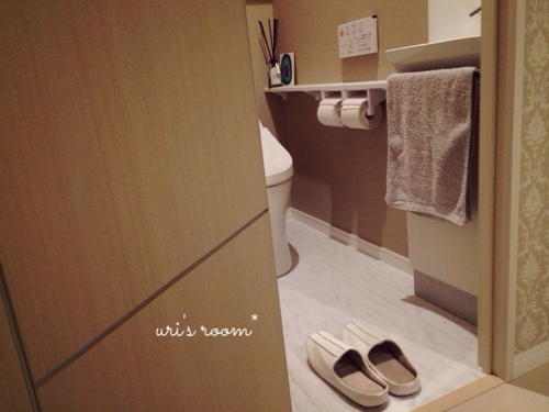 玄関の来客用スリッパと、トイレのスリッパはsarasa design storeさんにて。_a0341288_17274270.jpg