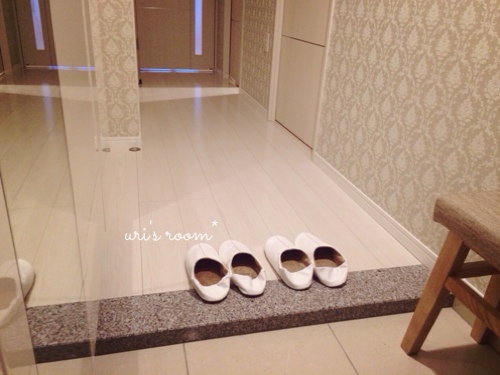 玄関の来客用スリッパと、トイレのスリッパはsarasa design storeさんにて。_a0341288_17274273.jpg