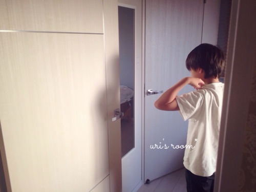 息子の部屋にミラーを設置。小学生男子も身だしなみが大切(´∀`)_a0341288_17275848.jpg