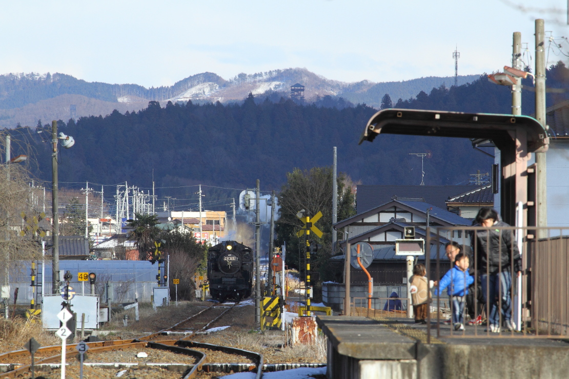 小さな駅に汽車が近付いて来ました - 2016年冬・真岡 - _b0190710_23595952.jpg