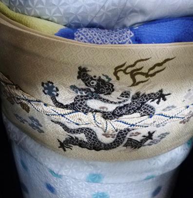 商品紹介・加藤萬さんの厄除けにもなる鱗柄・七色の帯揚_f0181251_18271477.jpg