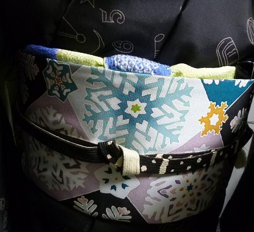 商品紹介・加藤萬さんの厄除けにもなる鱗柄・七色の帯揚_f0181251_18295955.jpg