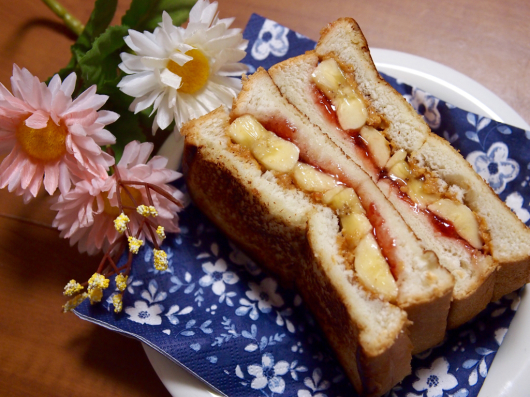 簡単朝ごはん エルビス プレスリーが愛した ピーナッツバター バナナのホットサンド くらしのアンテナ掲載 まぎーえみりーの 朝食革命 オシャレインスタの裏話 簡単朝ごはん エルビス プレスリーが愛した ピーナッツバター バナナのホットサンド くらしのアンテナ掲載 まぎーえみりーの 朝食革命 オシャレインスタの裏話