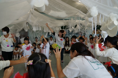 アーティストがやってくる!in北部幼稚園_e0201681_1972315.jpg