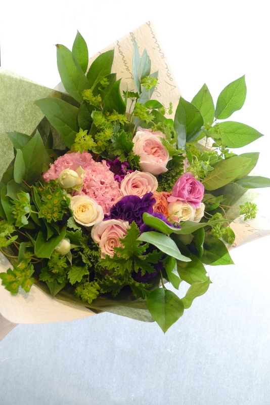 ピアノの発表会で 先生にお礼の花束 札幌 花屋 Mell Flowers