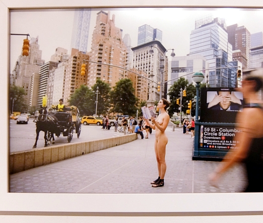 ニューヨークの街角でのフルヌードのセルフ・ポートレート写真展、Nue York by Erica Simone_b0007805_6364657.jpg