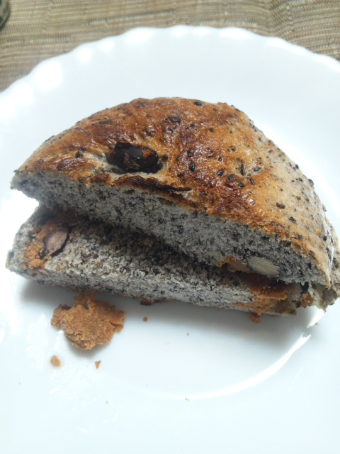 ブランジェリーケン ごま黒豆きなこ_f0076001_21521576.jpg