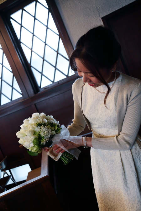 挙式装花　高輪教会様へ　ワンピースのドレスのブーケと、冬の日の装花_a0042928_19552824.jpg