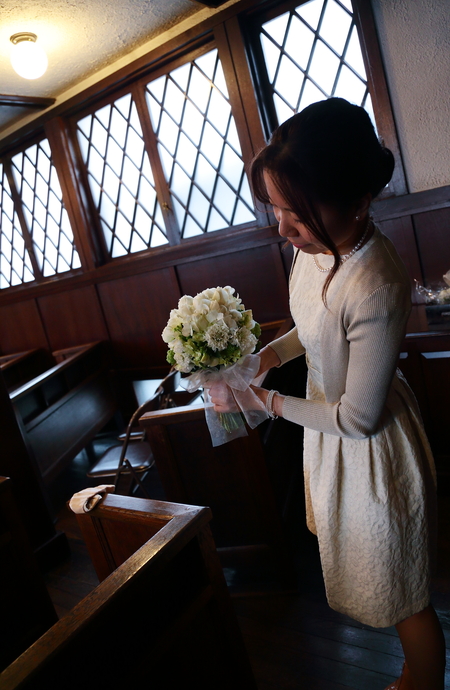 挙式装花　高輪教会様へ　ワンピースのドレスのブーケと、冬の日の装花_a0042928_19571887.jpg