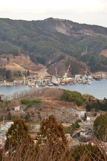 藤田八束の気仙沼の旅②大船渡線、気仙沼プラザホテル、安波山からの美しさに感動・・・そして防潮堤_d0181492_09551957.jpg