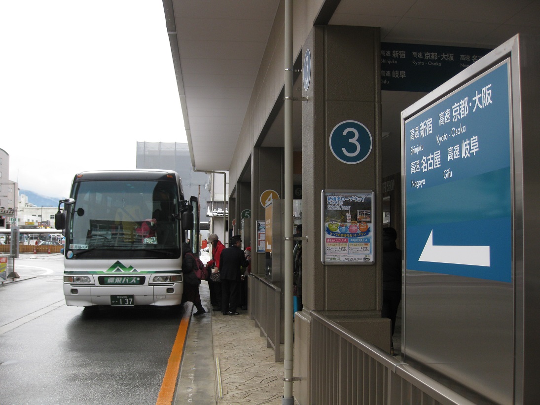 改築中の高山駅　行き当たりばったり・冬ドライブ①_f0281398_14144923.jpg