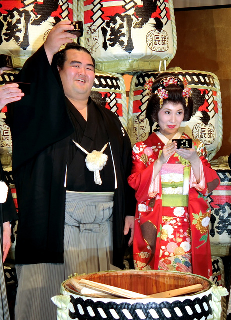 大関 琴奨菊さんの結婚式では最初は白無垢に角隠しだったって知ってました 和装婚礼通信 大関 琴奨菊さんの結婚式では最初は白無垢に角隠しだったって知ってました 和装婚礼通信