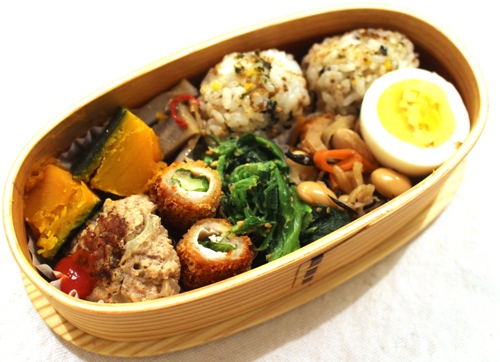 お弁当 と ポスター 2 枚と 日曜日の空_d0249193_9183077.jpg