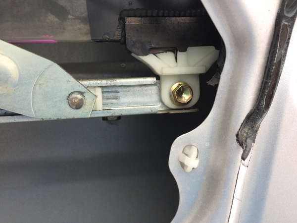 ランクル100ドアガラス異音の修理をしました さすらいのキャンパ