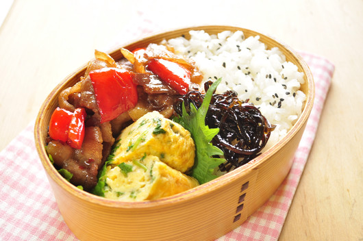 ピリ辛豚炒めとみつば玉子焼き弁当_b0171098_9294760.jpg