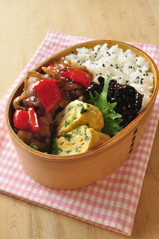 ピリ辛豚炒めとみつば玉子焼き弁当_b0171098_994471.jpg