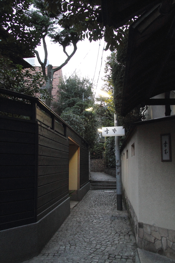 定番の路地 _b0190710_23142842.jpg