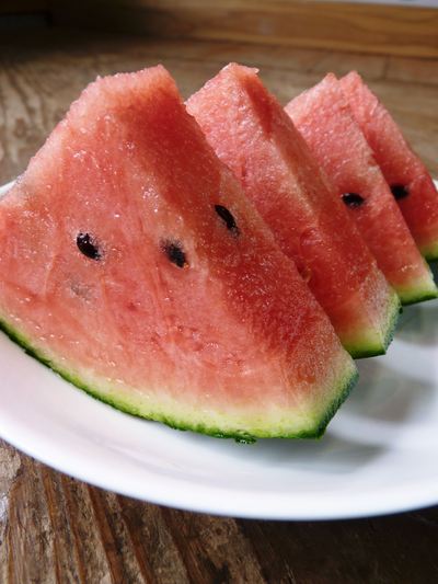 夢スイカ 小玉は3本仕立ての2玉収穫、大玉は2本仕立ての1玉収穫!今年も匠の技で育て上げます!!_a0254656_17143736.jpg