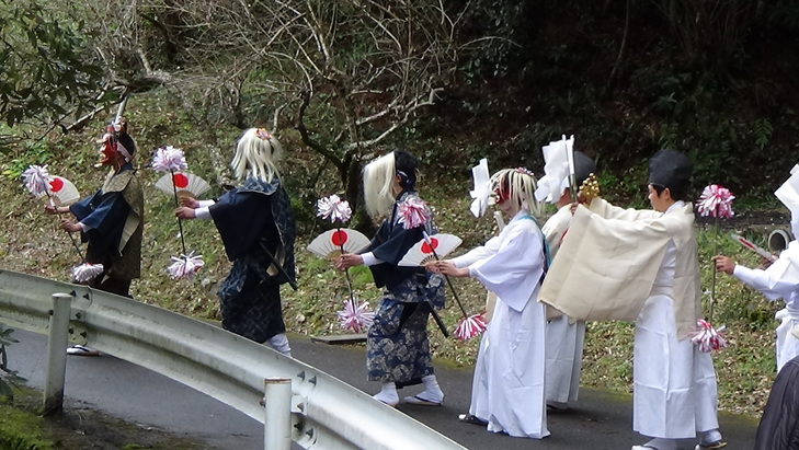 神楽をみにゆく　～宮崎・諸塚村　戸下神楽_e0192203_23163037.jpg