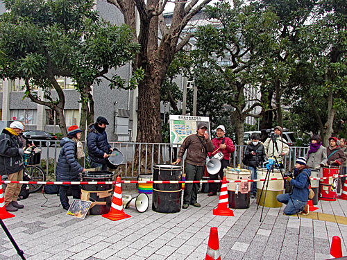 関西100人のドラム隊　辺野古実月例防衛省前抗議行動　後藤健二さんの死を忘れない サイレントアクション_a0188487_040683.jpg