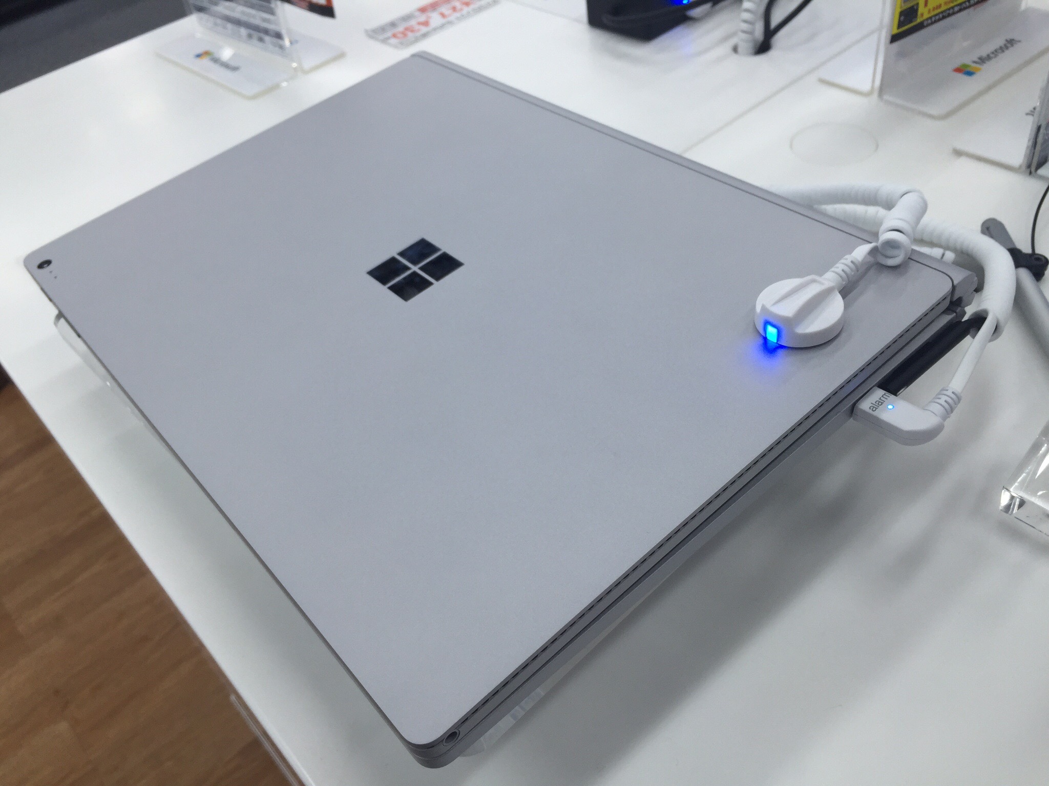 Surface Bookを見た！_b0024364_00425083.jpeg