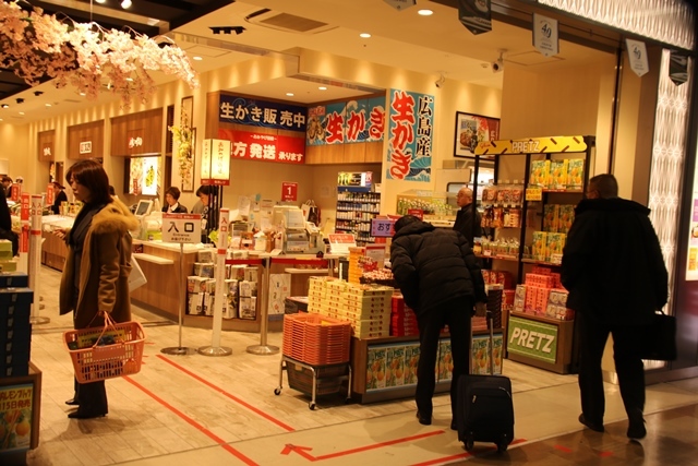 藤田八束の広島の旅＠広島を訪ねて・・・広島駅のお土産品、広島カープの街広島は活気に満ちていました_d0181492_17513377.jpg