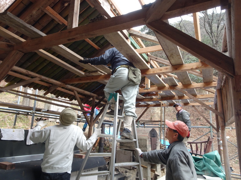 「バンブーハウス」の屋根葺き作業継続中　in 　孝子の森_c0108460_20235014.jpg