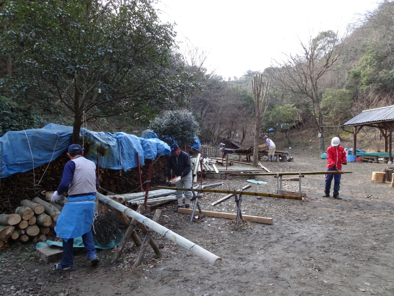 「バンブーハウス」の屋根葺き作業継続中　in 　孝子の森_c0108460_20361219.jpg