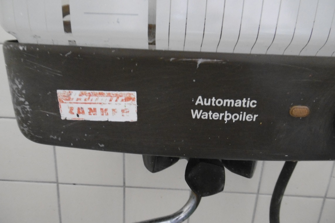 見たことのない給湯器_f0205367_18403111.jpg
