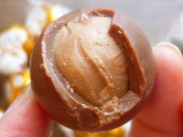 Lindt LINDOR CARAMEL MILK CHOCOLATE TRUFFLES_c0152767_2271568.jpg