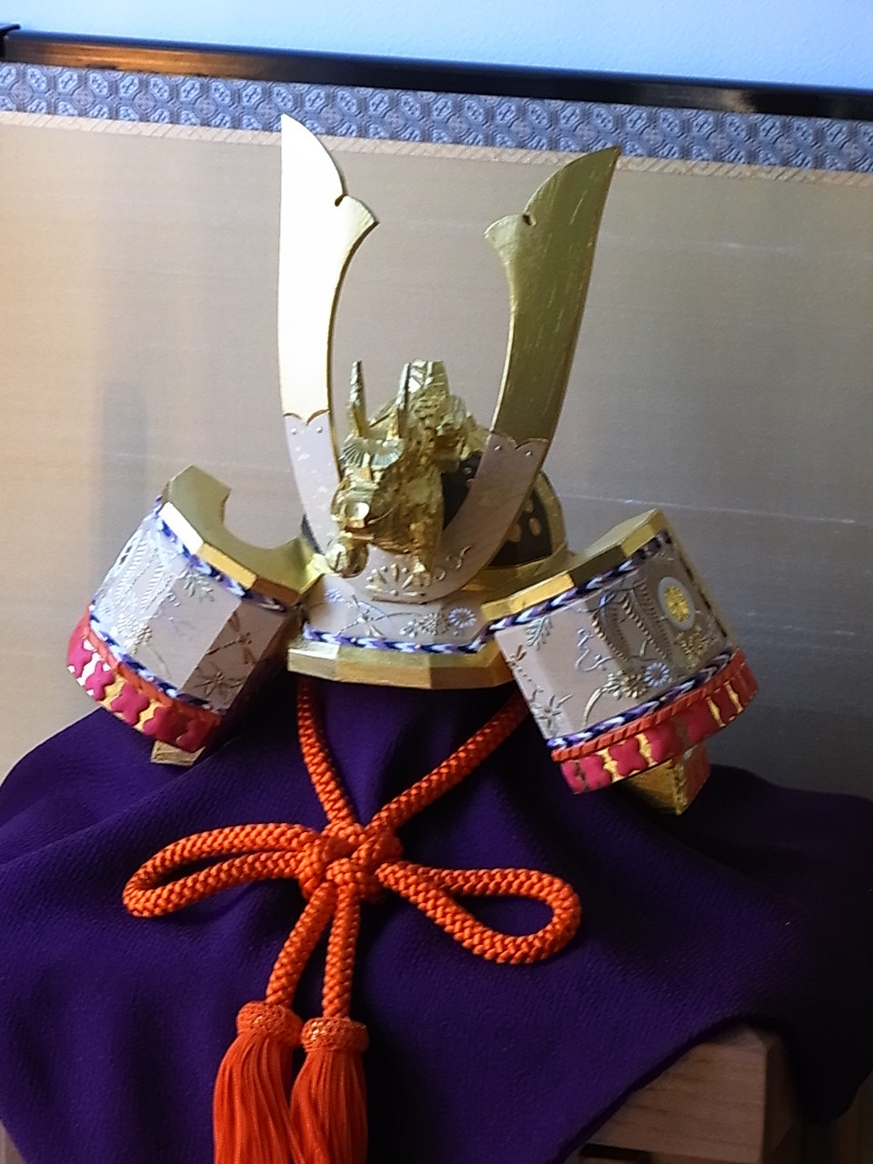 初節句に。 《 奈良一刀彫 兜 吉岡一泰 》_e0256889_20155974.jpg