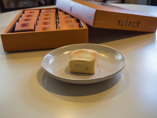 春節休暇・・台湾のお客さんから「パイナップルケーキ」をいただきました。_f0276498_23423433.jpg