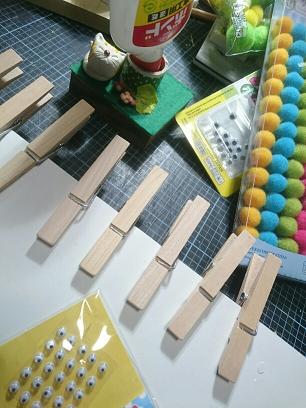 100均のデコレーションボールで かわいい 青むしクリップ ぽんぽこの絵手紙 字手紙 消しゴムはんこ 100均のデコレーションボールで かわいい 青むしクリップ ぽんぽこの絵手紙 字手紙 消しゴムはんこ