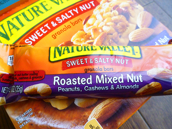 NATURE VALLEY SWEET & SALTY NUT granola bars Roasted Mixed Nut_c0152767_2120681.jpg