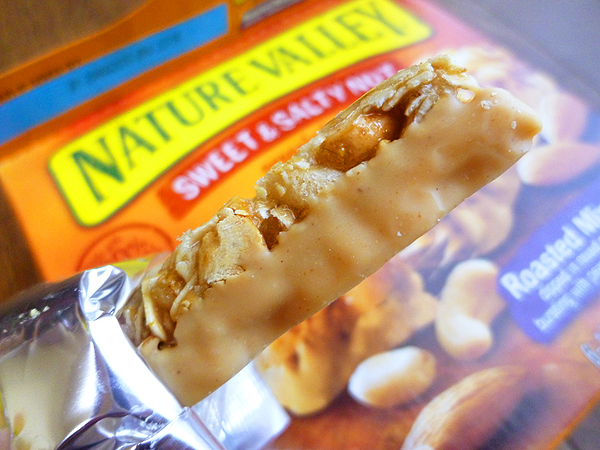 NATURE VALLEY SWEET & SALTY NUT granola bars Roasted Mixed Nut_c0152767_21224096.jpg