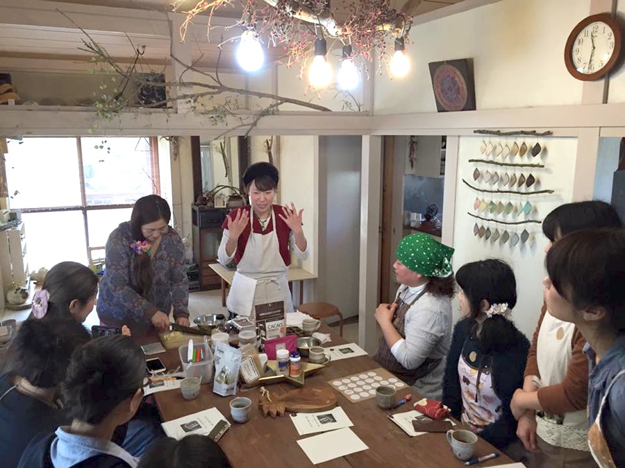Coto Moto Caでの宮本真理子さんのローチョコws Coto Moto Ca コト モトカラクルモノ 美しきものとの暮らし方 Coto Moto Caでの宮本真理子さんのローチョコws Coto Moto Ca コト モトカラクルモノ 美しきものとの暮らし方
